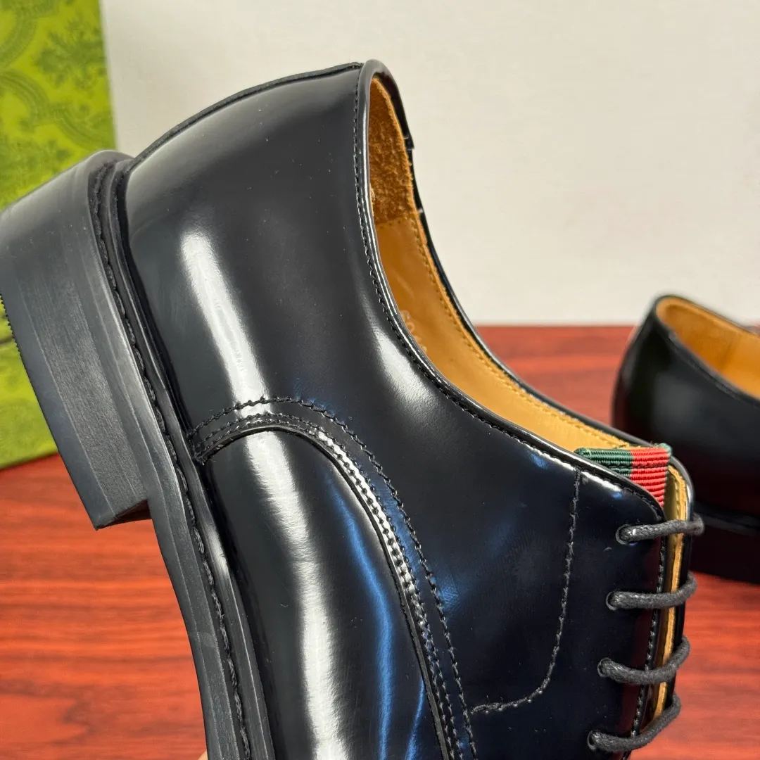 Batch 820 Gucci/Gucci men’s classic lace-up derby shoes! In every season, Gucci's aesthetic perspective reinterprets formal wear designs. This shoe is made of exquisite black leather, showing a simple and classic style! Available in two styles: black glossy leather/black matte cow leather, red and green webbing tongue embellishment, three-joint classic retro style, full calfskin lining, lace-up fixation, 2.5CM rubber soles, leather material. Look at the details. The delicate cowhide and the bright black of the open edge beads show a different light luxury style. European and American last type, excellent on-foot comfort, complete package, versatile style, highly recommended! Size: 39-40-41-42-43-44 leather shoe size (can be customized to 38.45) Item number: 5018-01 Open edge beads